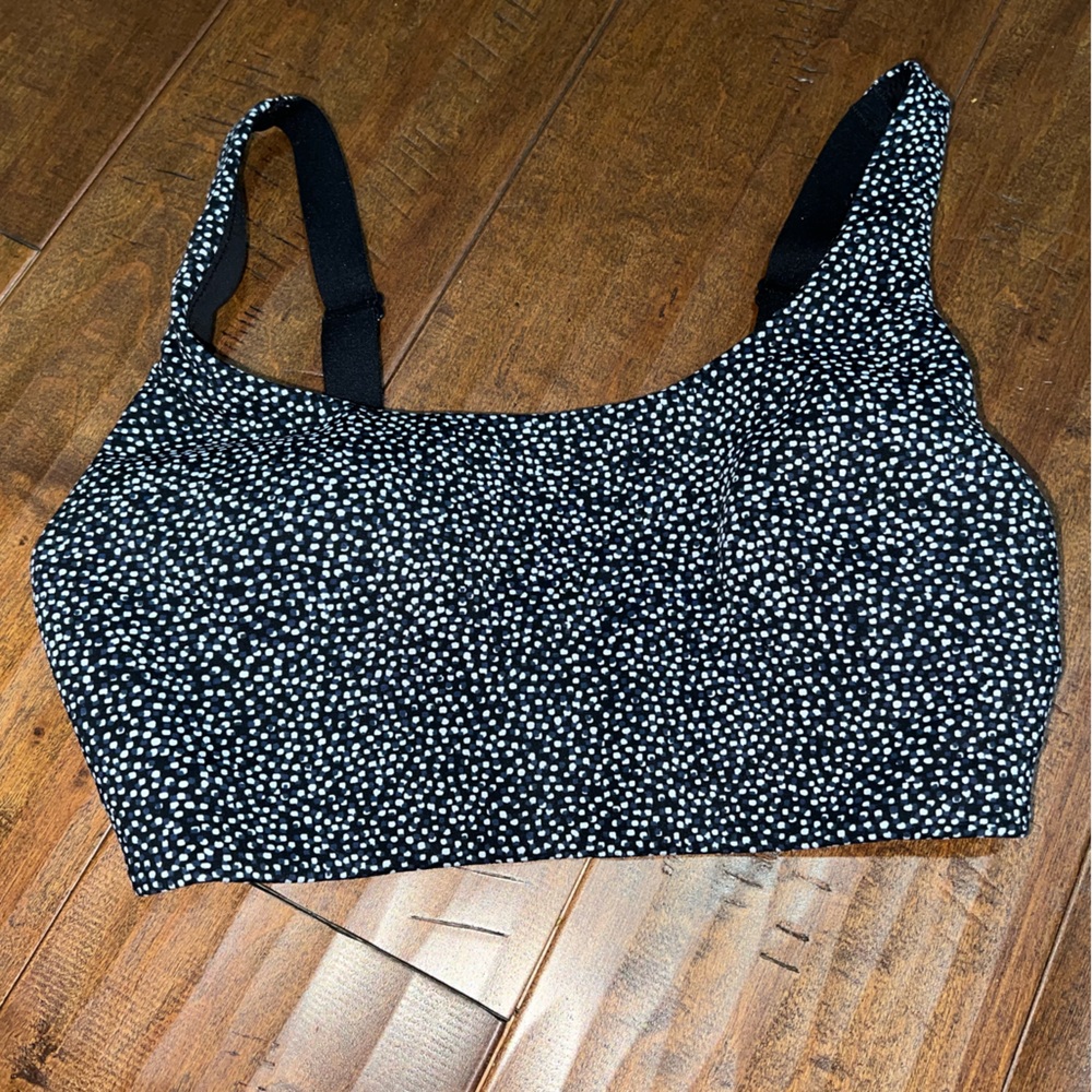 lululemon size 4 black and white polka dot reflective bra.